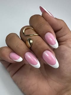 Almond-Nägel in zartem Rosa mit klassischer French-Spitze in Weiß