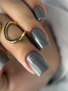 Kurze quadratische Nägel in elegantem Grau mit glänzendem Finish