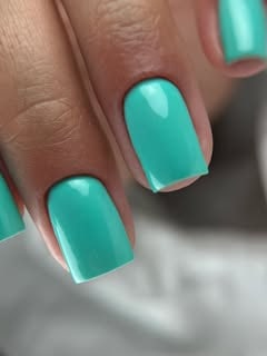 Quadratische Nägel in frischem Türkis mit glänzendem Gel-Finish