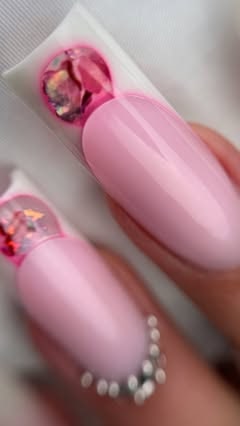 Rosa Ballerina-Nägel mit Folien-Detail und Strasssteinchen