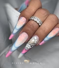 Pastellfarbene Babyboomer-Nägel in Rosa und Hellblau mit Glitzer und Strass-Akzent